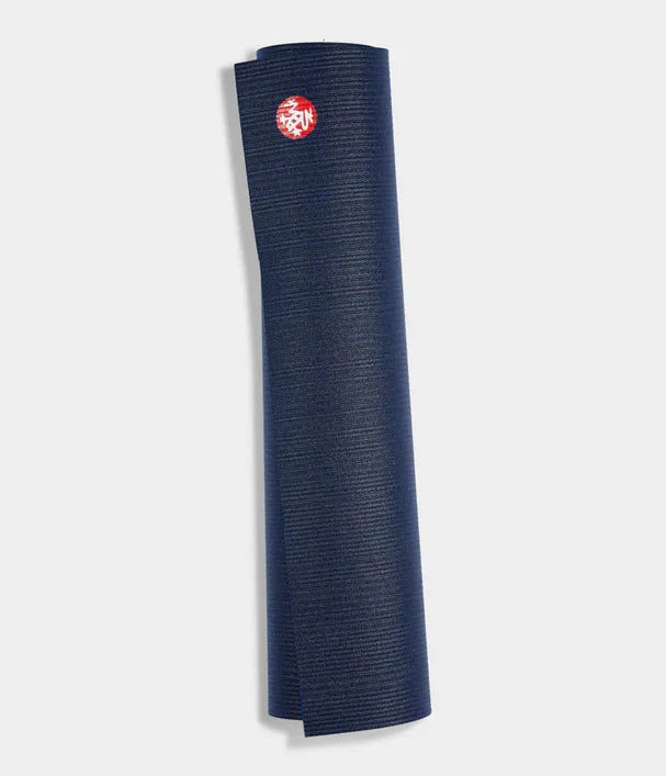 Manduka PROLite yogamatte i fargen Midnight, rullet